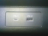携帯電話などの充電に便利なUSBソケットは、2列目シート前と3列目シート前にも装備しています♪