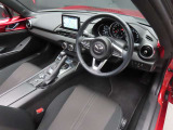 別角度からの運転席の画像です。オルガン式アクセルペダルの採用で運転時の疲労軽減に役立っています☆