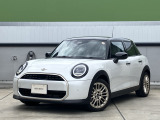 MINIのフロントグリルのデザインはイギリスで生まれた当初から、シルバーのサイドバーが折り重なった伝統的なデザインで御座います。その伝統はBMWのお車になってからでも少しずつ形を変えて守られております