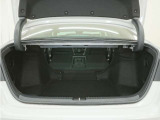 トランクスルー機構で長さのある荷物も収納可能です。