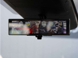 車両後方を映し出します・スマートルームミラー装備です。