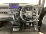 【ハンドル】運転にかかわる様々な操作を安全に行えるように視点移動が少なく操作性に配慮されたスイッチ類が凝縮されたコックピットです。