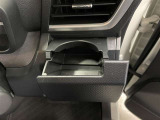運転席と助手席には、回転式のインパネカップホルダーが装備されています。