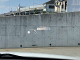HUD: ヘッドアップディスプレイはドライバーが前方に集中できるよう、ナビや車速情報をフロントガラスに投影するシステムです。