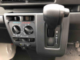 握りやすい位置のシフトレバー。