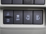 【電動スライドドア】ボタンを押すだけでスライドドアの開閉が可能。もちろんキーからの操作も可能。お子様を抱いている時・両手いっぱいの荷物を持ってる時など非常に役立ちます。