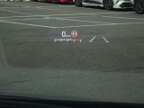 カラーヘッドアップディスプレイ付き。少ない視線移動で情報を確認できるので、運転の疲労軽減に繋がりますよ♪