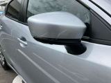 ウィンカーがドアミラーに内蔵されています。ドレスUP効果が主ですが、周りの車からも気づいてもらい易いので、安全性もにも繋がっています。