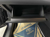 【グローブボックス 】車検証や取扱説明書などの書類を収納するスペースです(^^)