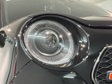 LEDヘッドライトは、点灯の瞬間から最大光量を発揮し、突然暗くなるトンネルなどでの安定感を高めます。