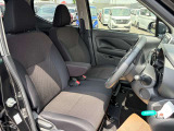 運転席と助手席はウォークスルーで移動できます。