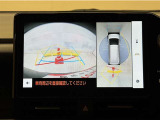真上から見下ろしたような視点で車とその周囲を確認出来る画面と、車両後方を映し出すバックモニター画面の2つを表示してくれます。