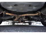 車両後方からの下回りです。マフラー防錆塗装や下回り防錆施工等も可能でございます。