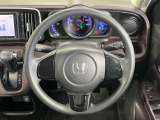 インテリアに合わせたデザインのステアリングは、運転される方のことも考え、運転しやすい形状、大きさです。是非一度、実際に触ってお確かめください。