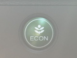 ECONスイッチ(ECONモード) エンジンだけでなくエアコンなども含めてクルマ全体を燃費優先で自動制御するECONモード。早く車内を涼しくしたい夏場など、空調を優先したい時には、スイッチを押してOF