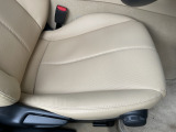 運転席にはドライバーの体型や好みに応じて前後方向だけでなく、高さの調整ができるシートリフターを装備!