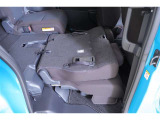 後席は足元にダイブ収納で平らな荷室になります♪