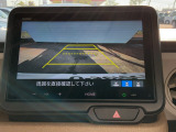 【リアカメラ】リバースに入れるだけで後方の映像が映ります。安全確認や、狭い駐車場での車庫入れ、雨の日や夜間など視界の悪い時に便利です。安全にバックする為には欠かせない装備です。