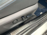 【運転席パワーシート】車の運転席の位置や角度を電動で調節が可能です。レバーを引っ張ったり手で力を入れたりせず、スイッチを軽く押すだけで、自分にぴったりの位置に細かく合わせられます。