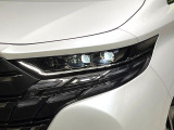 【LEDヘッドライト】悪天候や夜間走行時も良好な視界を確保し安心して運転できる高輝度LEDヘッドライトを装備!点灯速度が早く、消費電力も抑えられています。
