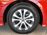 純正15インチのアルミホイールは、やっぱり車にピッタリマッチするデザインですね。