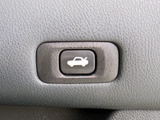 ボタン一つでトランクオープンが可能!車内から操作できる為、非常に便利な装備の一つとなります!