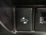 車両が前方の障害物や車両を感知するためにカメラやレーダーを利用し、衝突の危険がある場合にはドライバーに警告を出したり、自動的にブレーキを作動させる機能を備えています