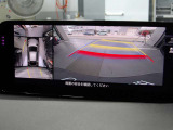 360度ビューカメラを搭載。4方の小型カメラの映像を処理し、車両真上からの映像に変換しています。