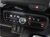 【オートエアコン】温度を設定すれば自動で快適な車内温度を保ちます。エアコン内部の高性能脱臭フィルターで車内のアレルゲンや花粉を除去。