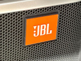 【JBLサウンドシステム】メーカーオプションの高品位サウンドシステムを搭載。専用のチューニングが施された大小様々なスピーカーから良質なサウンドが奏でられ、臨場感あふれる音響空間を演出します。