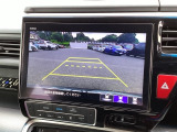 バックギアに入れますとご覧のような画像に自動的に切り替わります。車庫入れ時に役立ちます。