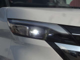 【アダプティブLEDヘッドライト】夜間走行時対向車を感知し、対向車がいるところだけ自動でハイビームの切り替えをしてくれるので、良好な視界を確保し安心して運転できます☆