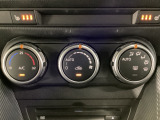 空調スイッチ類は最近流行のタッチパネル式ではなく、運転中でも直感的に操作できるダイヤル式を採用しております。