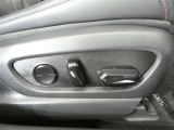 運転席パワーシート搭載。微妙な調整が手軽にでき、ピッタリのポジションで運転することが可能です。