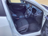 運転席はまっすぐな姿勢でシートに座り、足を自然に伸ばして操作できる位置各ペダルを配するという理想的なレイアウトを実現しています!ぜひ一度MAZDAのドライビングポジションをご体感ください。