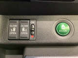 リアドアは乗り降りに便利な両側電動スライドドアです。また運転席に座っていながらスイッチ操作で自在にスライドドアを開け閉めできます。燃費に役立つECONボタンもここです。