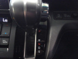 インパネシフトだから視線の移動も少なく足元もスッキリ。運転席もゆったりしているのでゆとりを持ってドライブできますね。