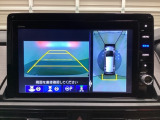 マルチビューカメラシステム搭載車です。お車の周囲を全方位でカバーします。後方・前方・両脇と、コンディションが悪い視界でもカラーモニターに映し出した映像がドライバーをサポートします。