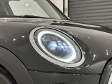 ひと目でMINIとわかる、アイコニックな丸目LEDヘッドライト。
