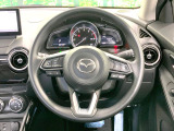 インテリアに合わせたデザインのステアリングは、運転される方のことも考え、運転しやすい形状、大きさです。是非一度、実際に触ってお確かめください。