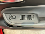 電動格納式リモコンドアミラーと、パワーウィンドウスイッチ等は運転席ドアにあります。