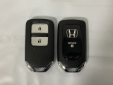 スマートキーを装備しています。鍵を差し込むことなくドアロックの開け閉めと、スタートボタン操作でのエンジンスタートができます。スペアキーも同じものを用意しております。