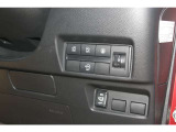 ★運転席からでも両側パワースライドドアの開閉することができます。荷物を持っていても、足のアクションでスライドドアが開くハンズフリー機能も付いています。