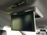純正12.1型後席モニター付き「V12T-R68C」  後部座席でもテレビ視聴が可能で、お子様とのドライブや長距離移動も快適、ご家族でのお出かけに嬉しい装備です。