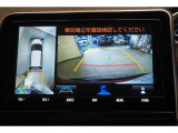 パノラミックビューモニター付きです。車両を上から見たような映像をディスプレイオーディオ画面に表示。運転席からの目視だけでは見にくい、車両周辺の状況をリアルタイムでしっかり確認できます。