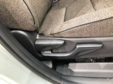 運転席シート座面は上下アジャスター付きです。お好みの位置に調整可能です。