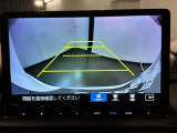 リバースギアに入れるだけで後方の表示へ切り替わります。夜間や雨の日の駐車も楽になりますよ。