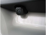 バックカメラが付いているので後方確認が非常にしやすいです。今や運転初心者も熟練者も必須装備!ついていて損はないですね♪