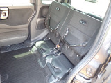 ◆チップアップ&ダイブダウン機構付【ULTR SEAT】は後席座面を左右分割で跳ね上げることができます。トランクで積載できない背の高い荷物をラクラク収納できます。ホンダ車ならではの人気装備です。