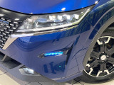 【LEDヘッドライト】悪天候や夜間走行時も良好な視界を確保し安心して運転できる高輝度LEDヘッドライトを装備!点灯速度が早く、消費電力も抑えられています。